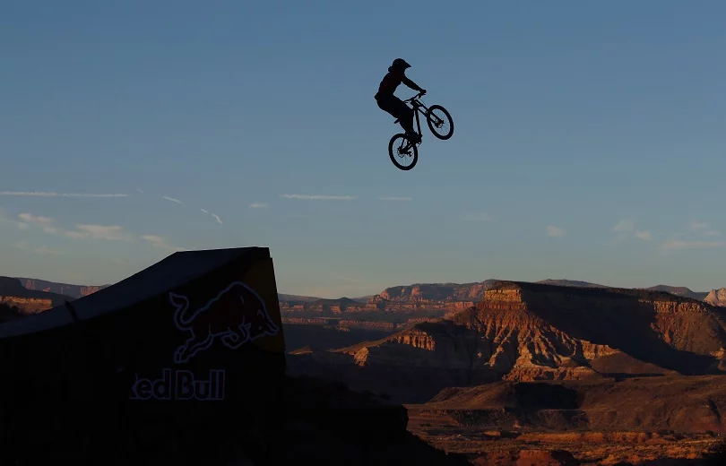 mountain-bike-jump_看图王.web.jpg